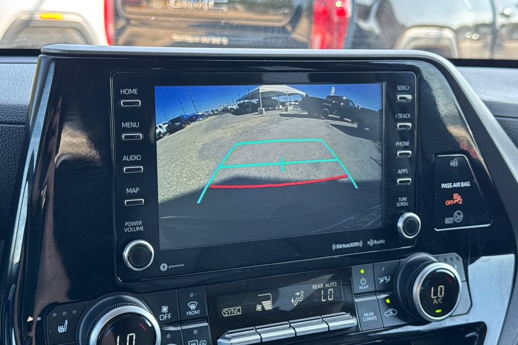 Used 2021 Toyota Highlander XLE AWD/4WD image 24