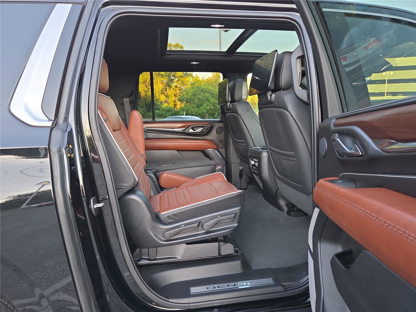 Used 2023 GMC Yukon XL Denali Ultimate AWD/4WD image 29