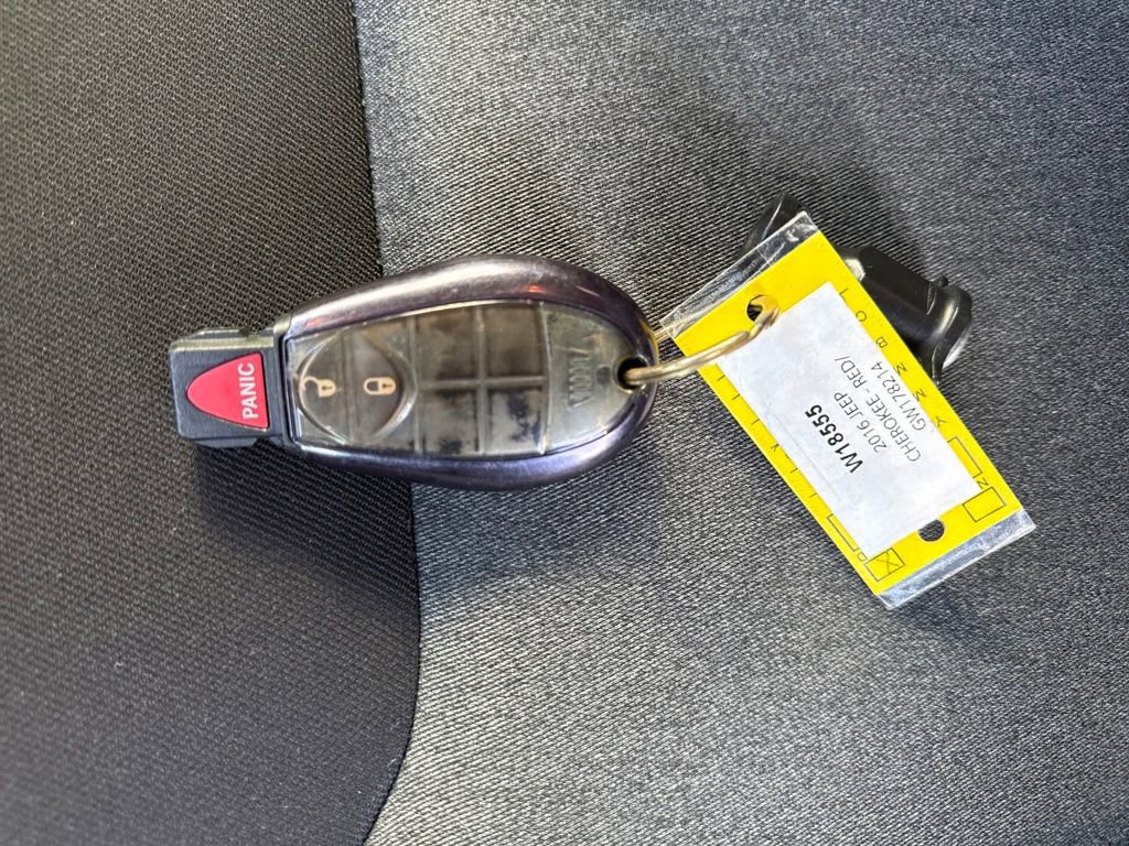 Used 2016 Jeep Cherokee Sport image 28