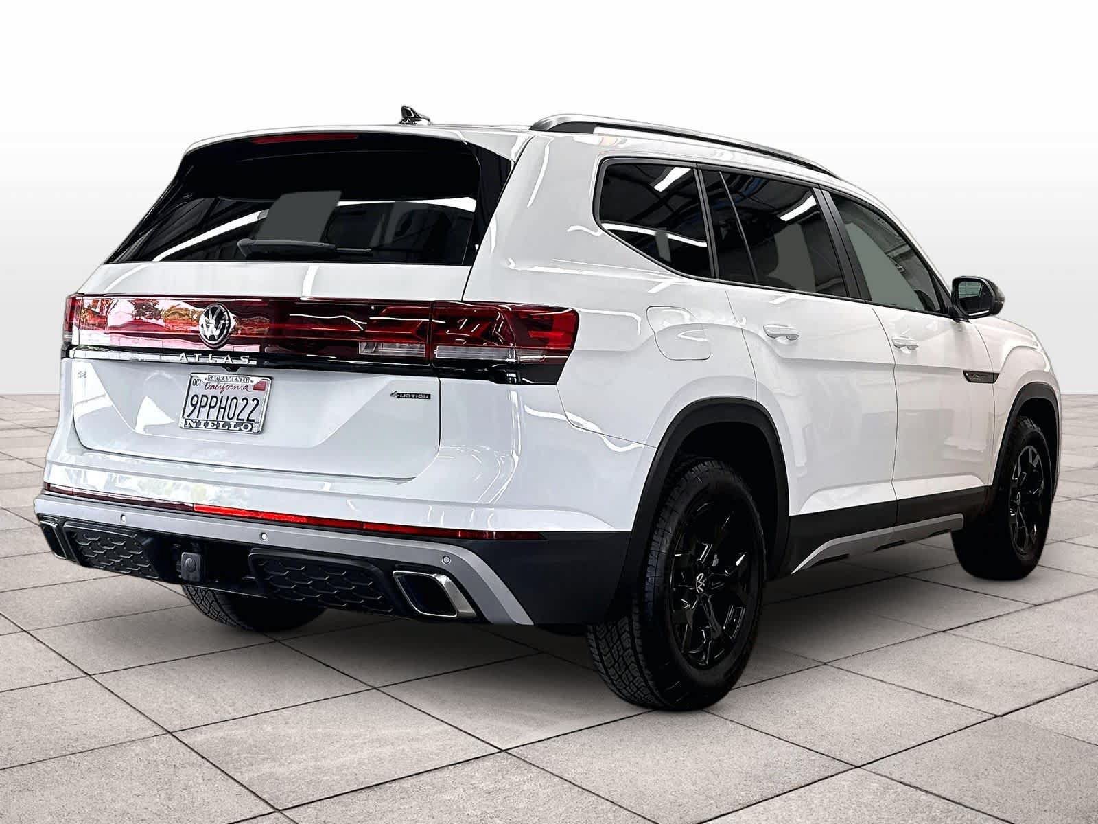 Used 2024 Volkswagen Atlas Peak Edition SE AWD/4WD image 9