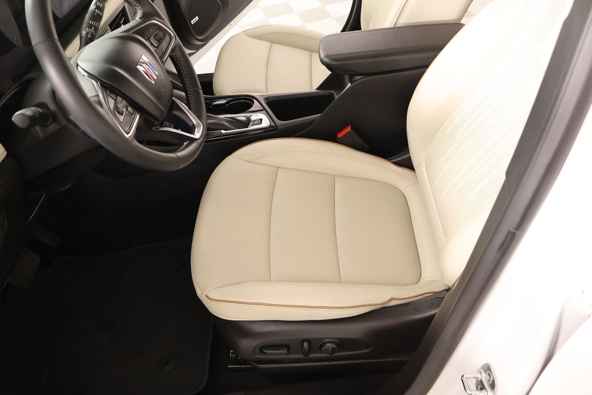 Used 2025 Buick Encore GX Avenir w/ Avenir Technology Package AWD/4WD image 11