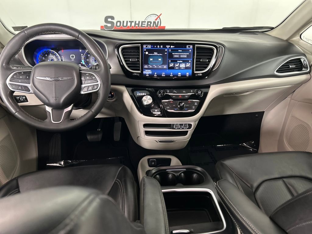 Used 2023 Chrysler Pacifica Touring-L image 18