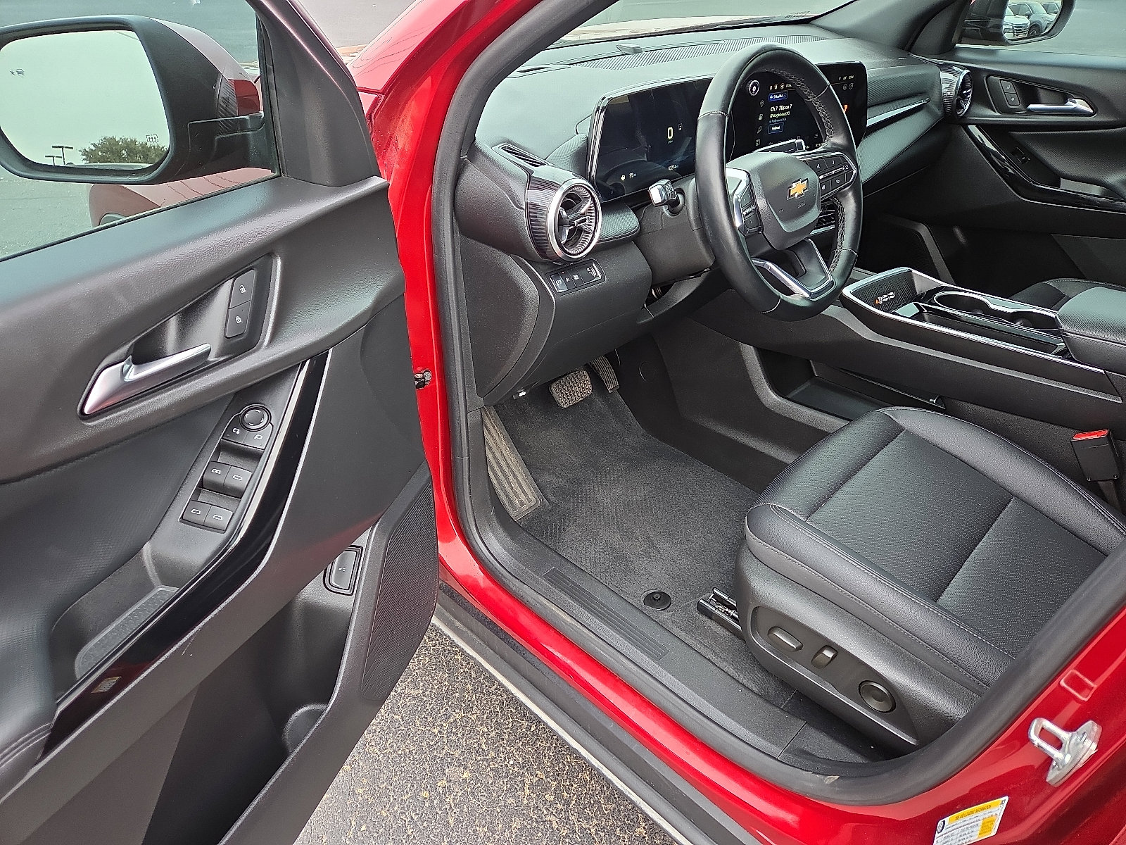 Used 2025 Chevrolet Equinox LT w/ Convenience Package II image 11