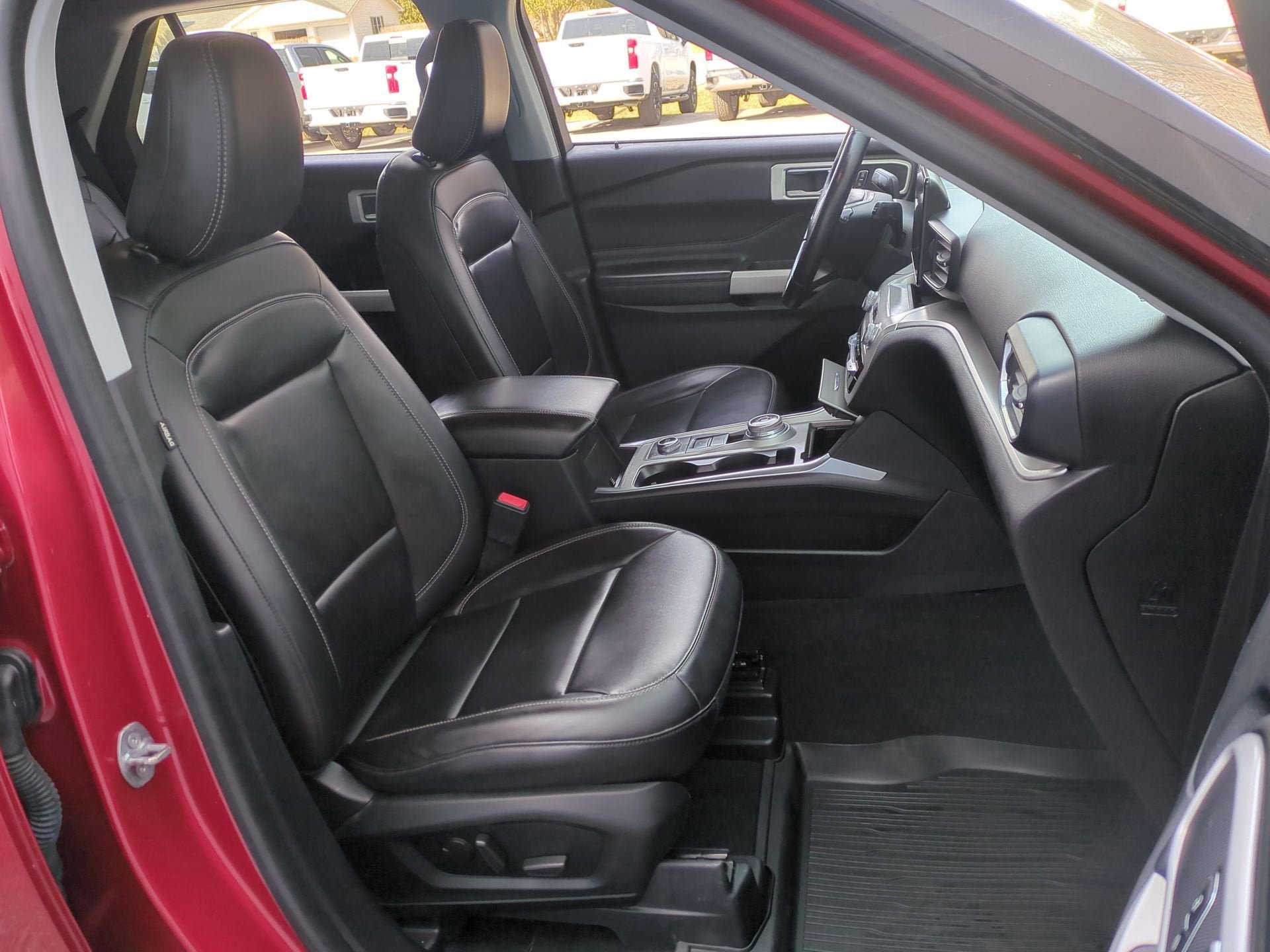 Used 2022 Ford Explorer XLT w/ Equipment Group 202A AWD/4WD image 27
