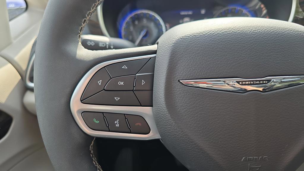 Used 2023 Chrysler Pacifica Limited image 24