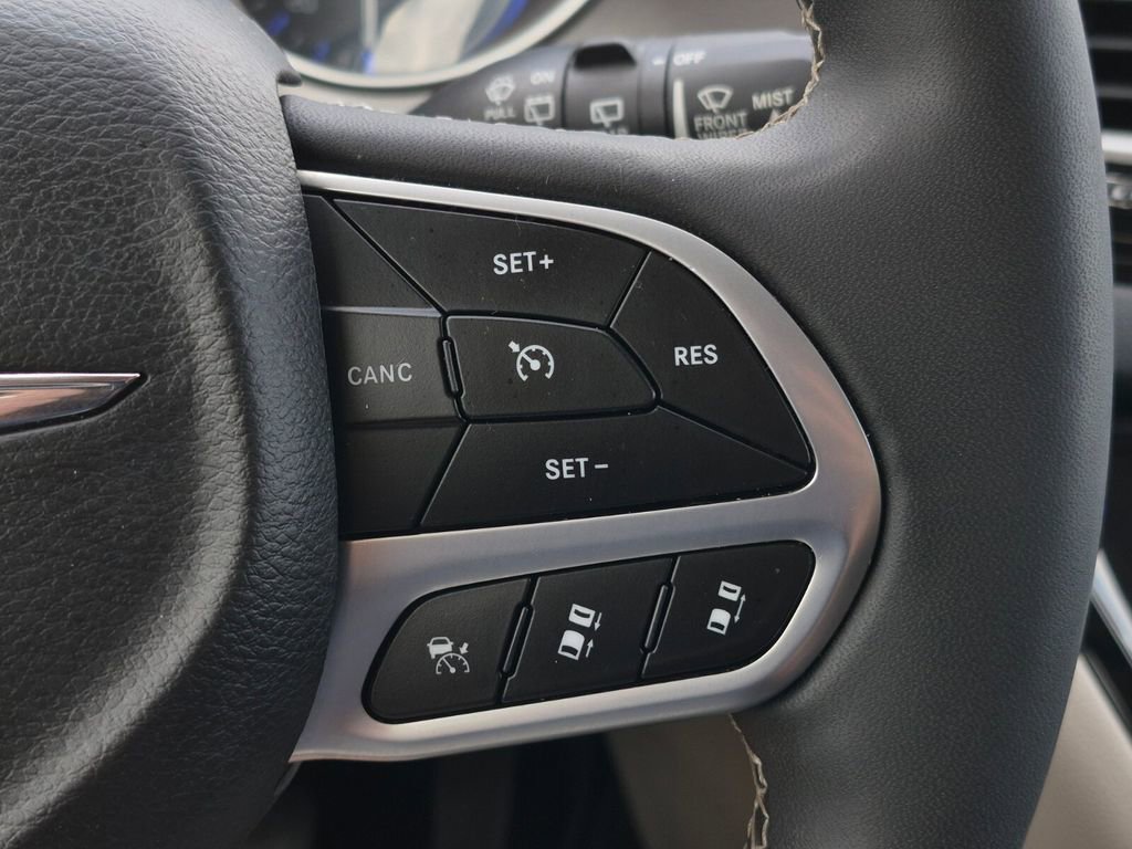 Used 2023 Chrysler Pacifica Touring-L FWD image 21