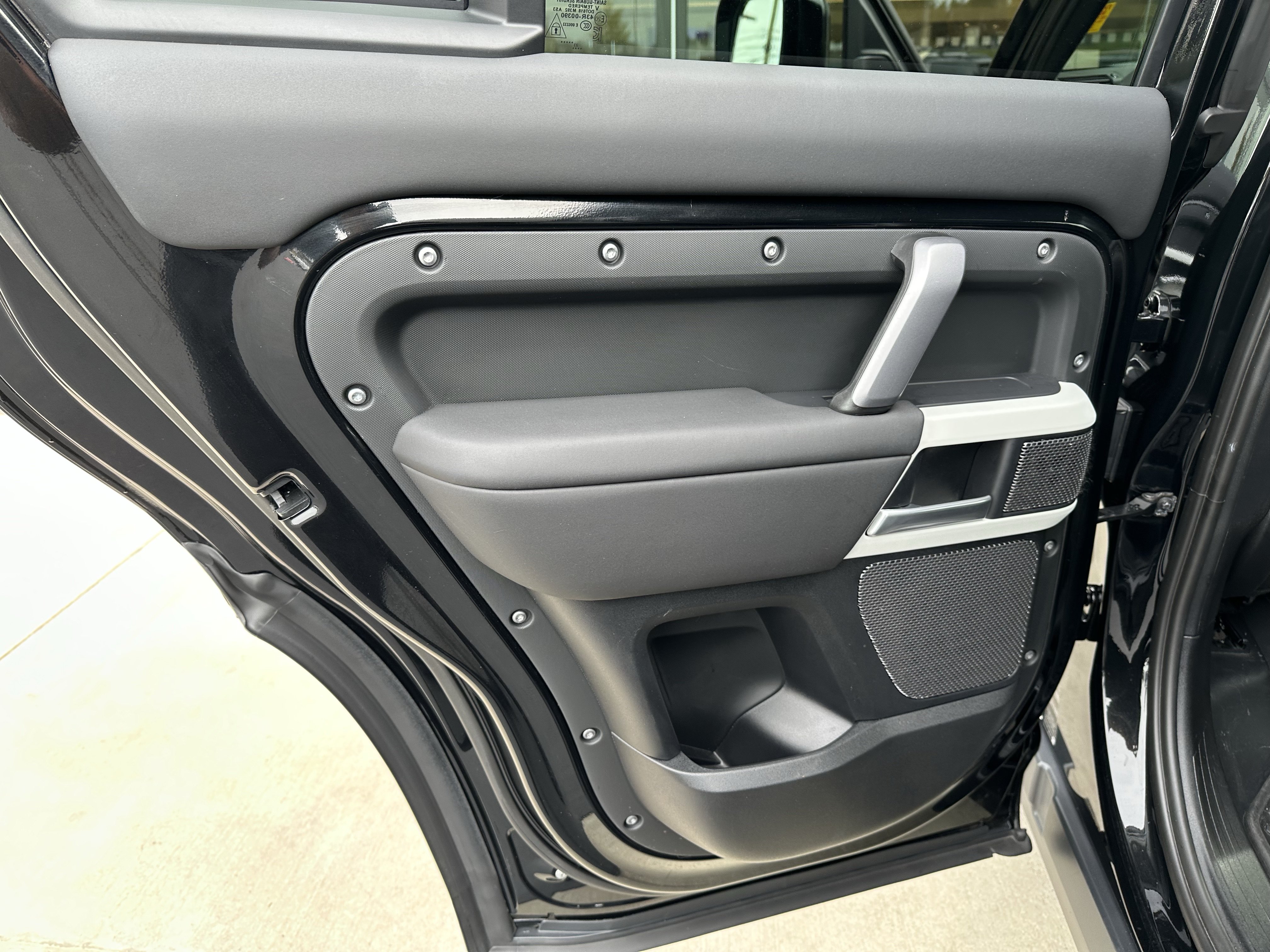 Certified 2024 Land Rover Defender 110 X-Dynamic SE AWD/4WD image 29