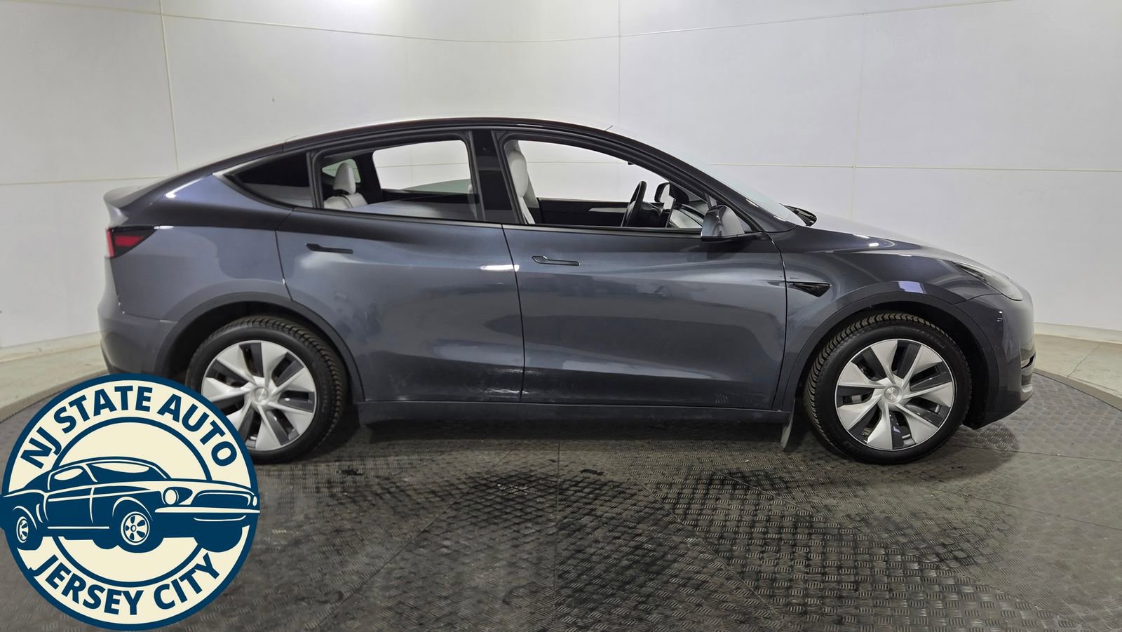 Used 2022 Tesla Model Y Long Range AWD/4WD image 2