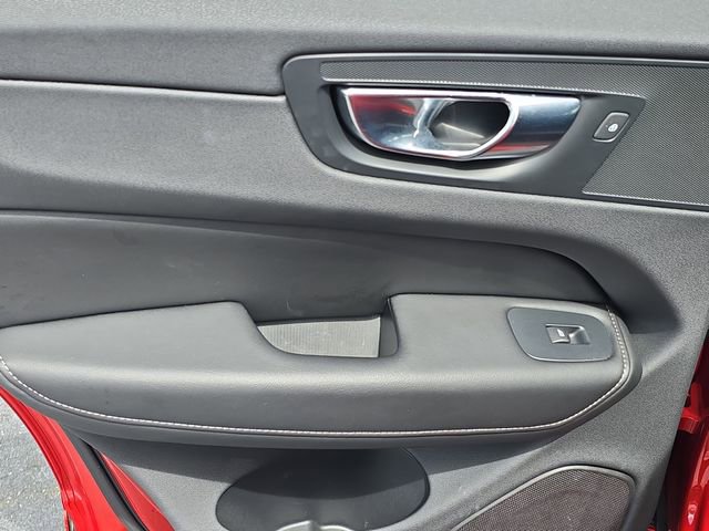 Used 2022 Volvo XC60 B5 Inscription image 9