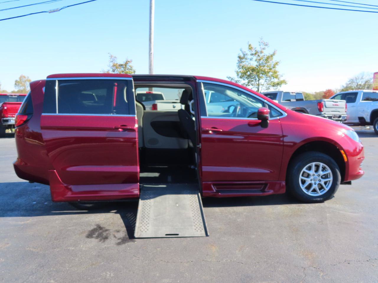 Used 2017 Chrysler Pacifica Touring FWD image 10