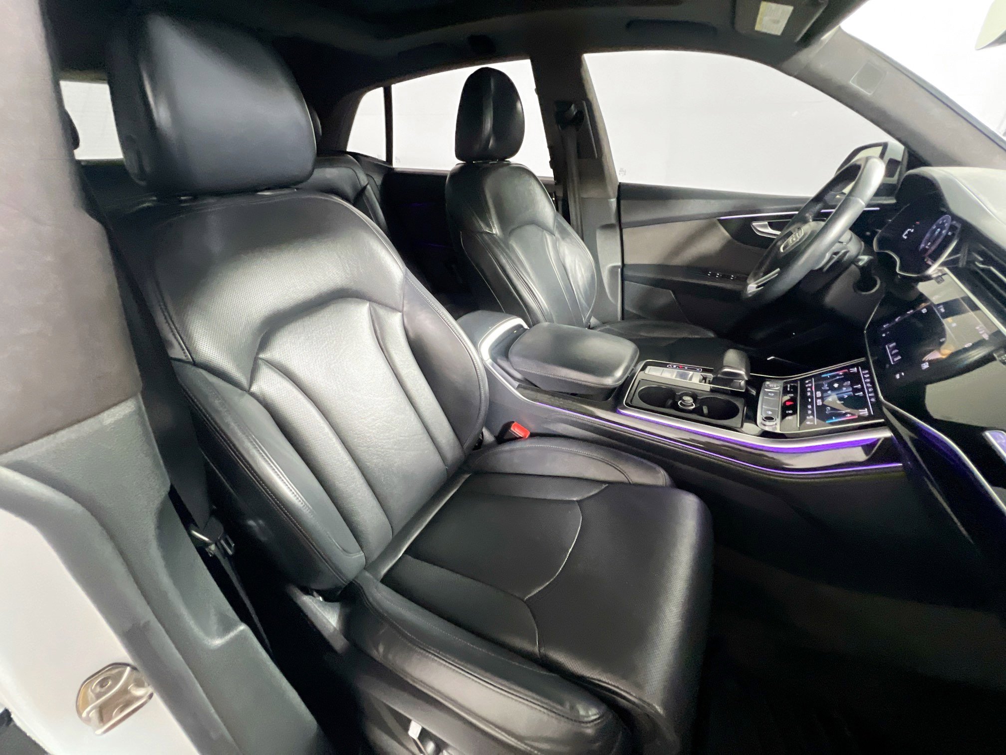 Used 2019 Audi Q8 Prestige w/ Luxury Package image 31