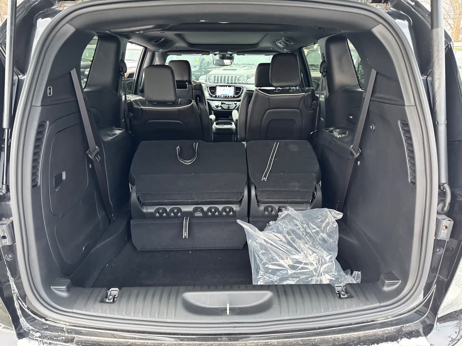 Used 2023 Chrysler Pacifica Limited w/ Uconnect Theater Family Group image 38