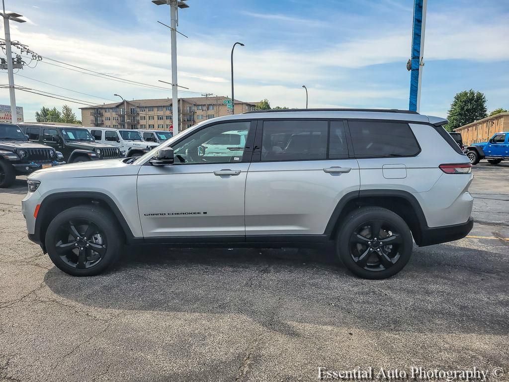 Used 2023 Jeep Grand Cherokee L Laredo AWD/4WD image 10