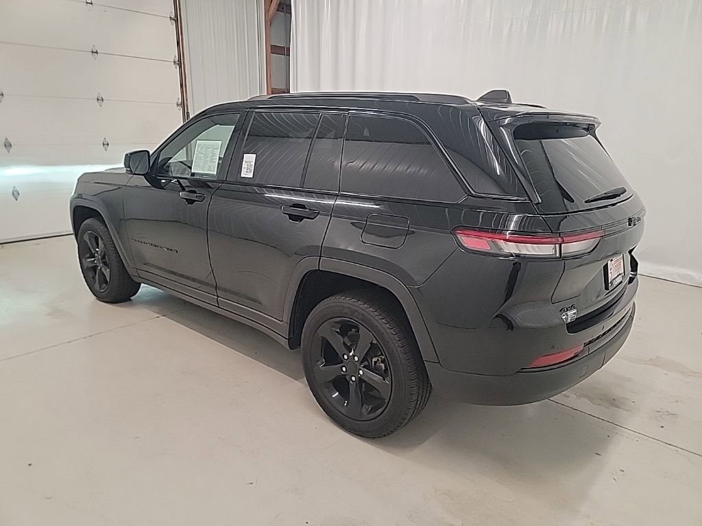 Used 2023 Jeep Grand Cherokee Altitude image 3