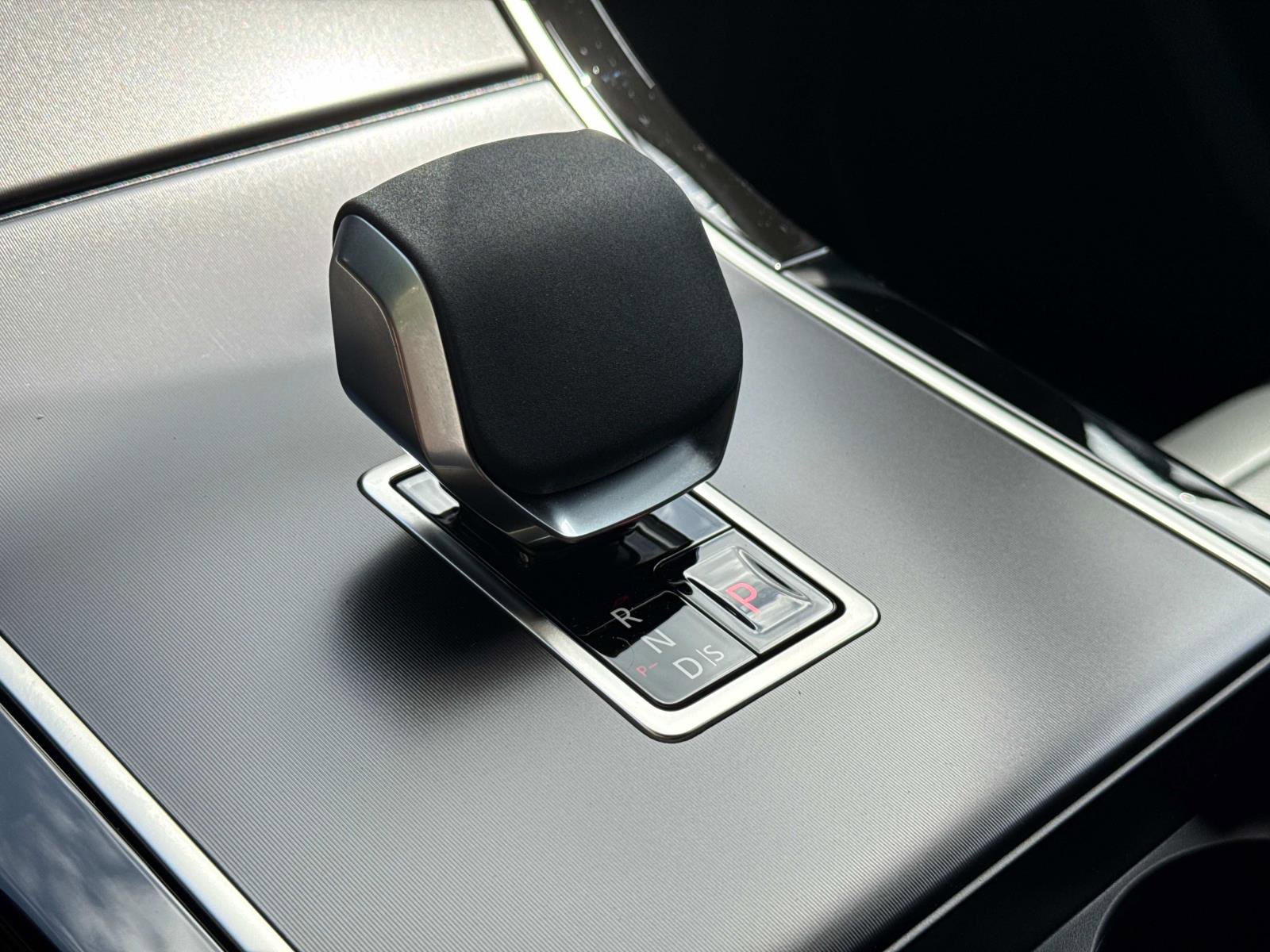 New 2026 Land Rover Range Rover Velar Dynamic SE image 25