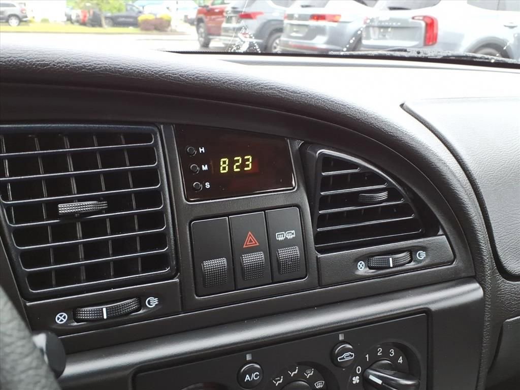Used 2000 Daewoo Nubira SE FWD image 18