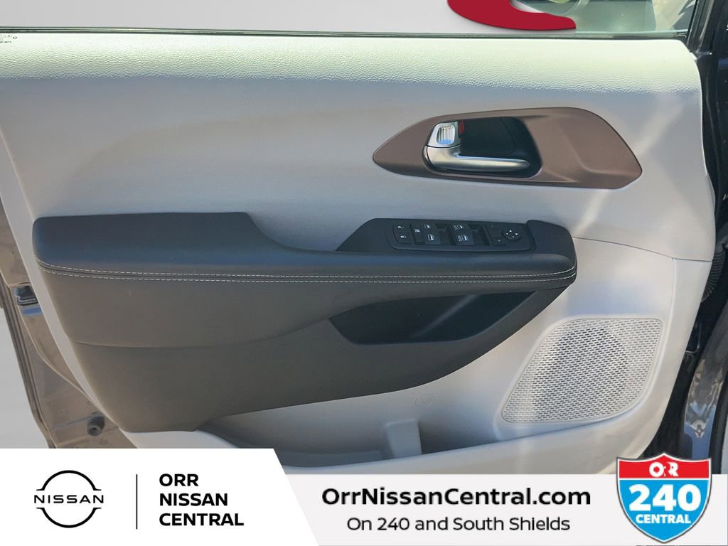 Used 2023 Chrysler Voyager LX image 17