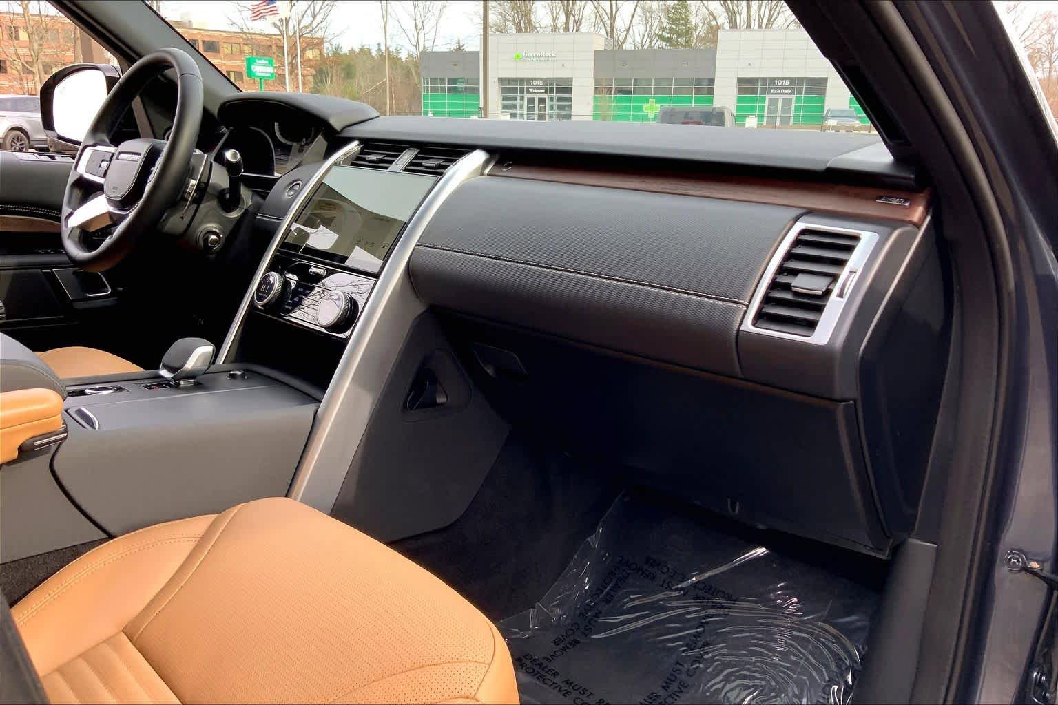 Used 2025 Land Rover Discovery Dynamic SE image 17