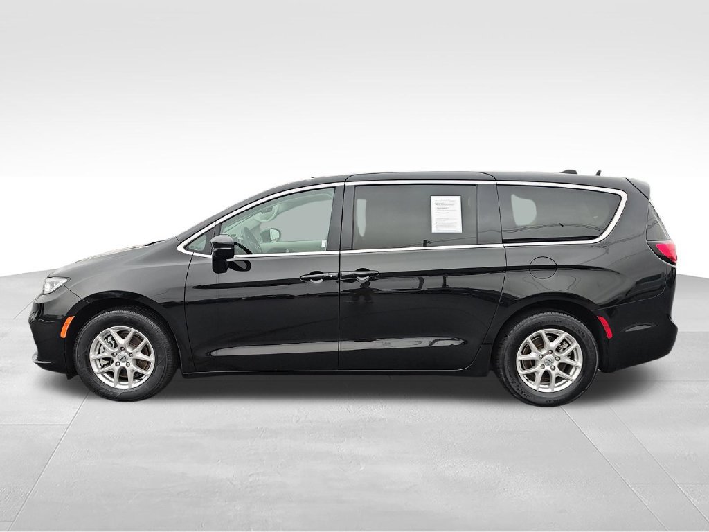 Used 2024 Chrysler Pacifica Touring-L FWD image 2