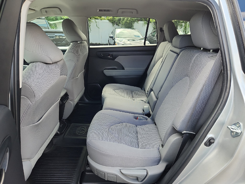 Used 2023 Toyota Highlander L FWD image 9