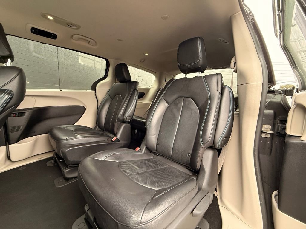 Used 2021 Chrysler Pacifica Touring-L image 15