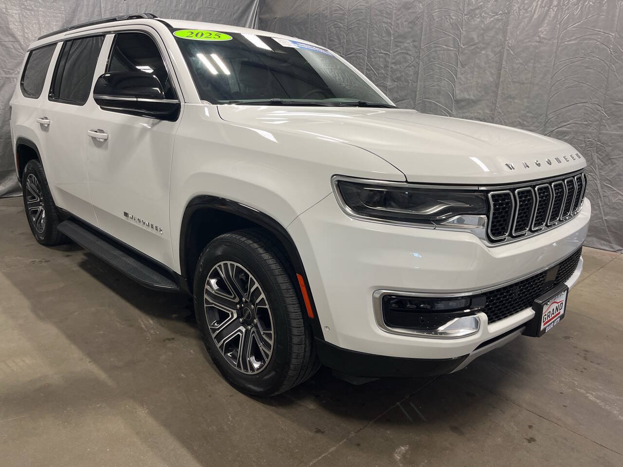 Used 2025 Jeep Wagoneer Series II AWD/4WD image 1