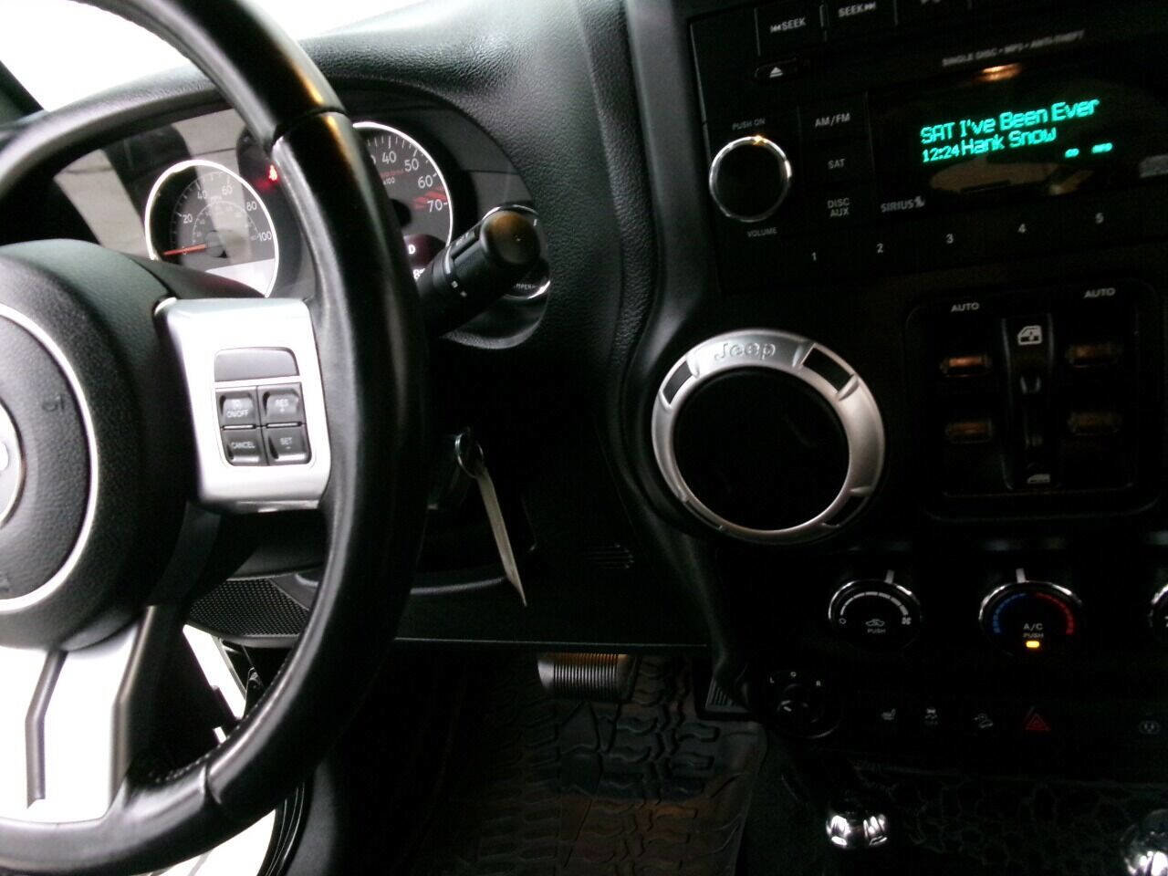 Used 2016 Jeep Wrangler Unlimited Rubicon image 32