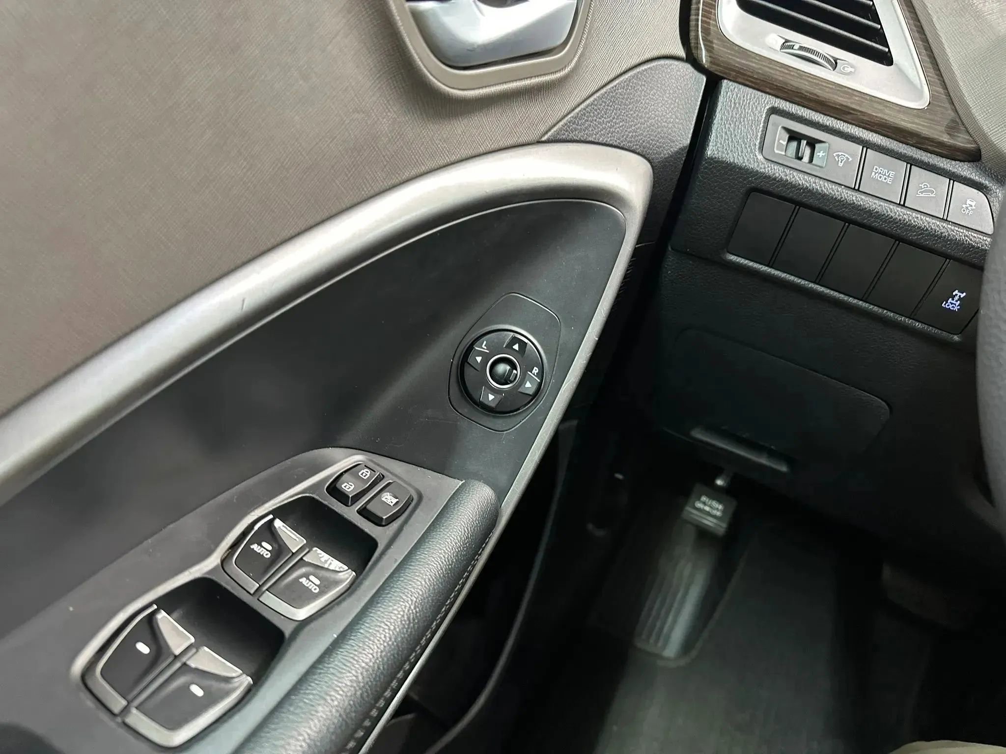 Used 2017 Hyundai Santa Fe SE AWD/4WD image 17