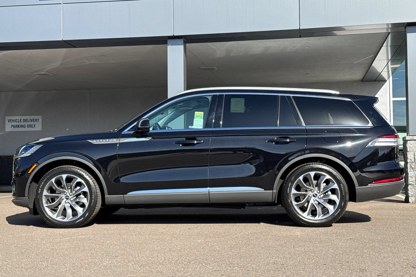 New 2025 Lincoln Aviator Reserve w/ Luxury Package RWD image 6