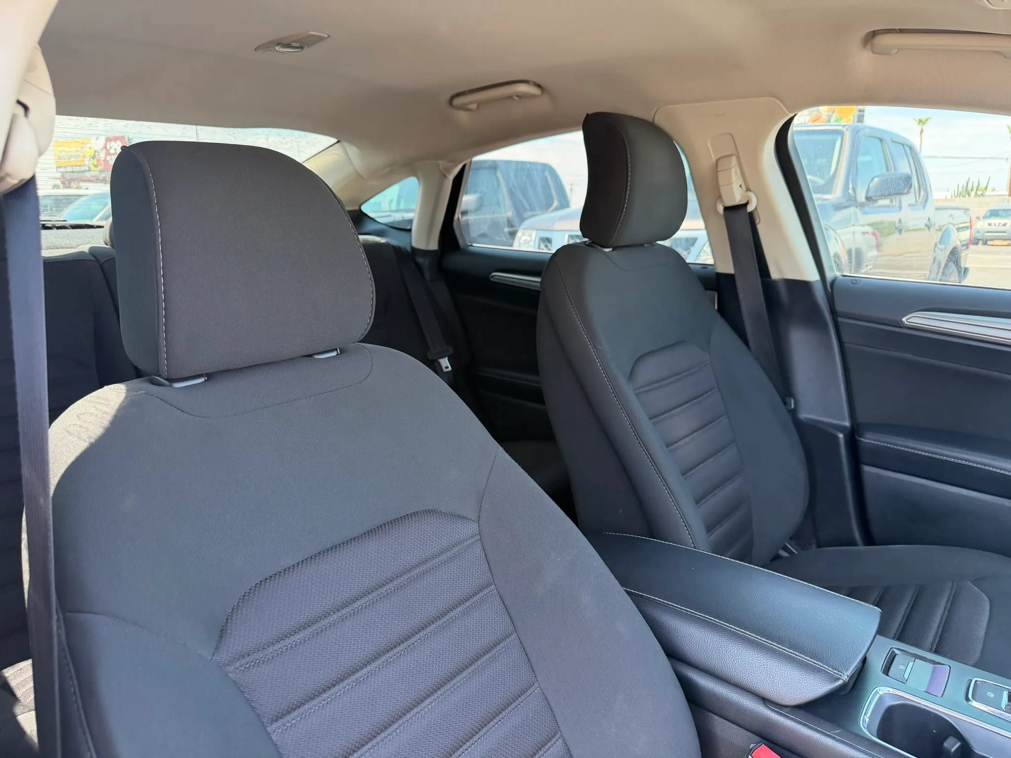 Used 2017 Ford Fusion SE FWD image 29