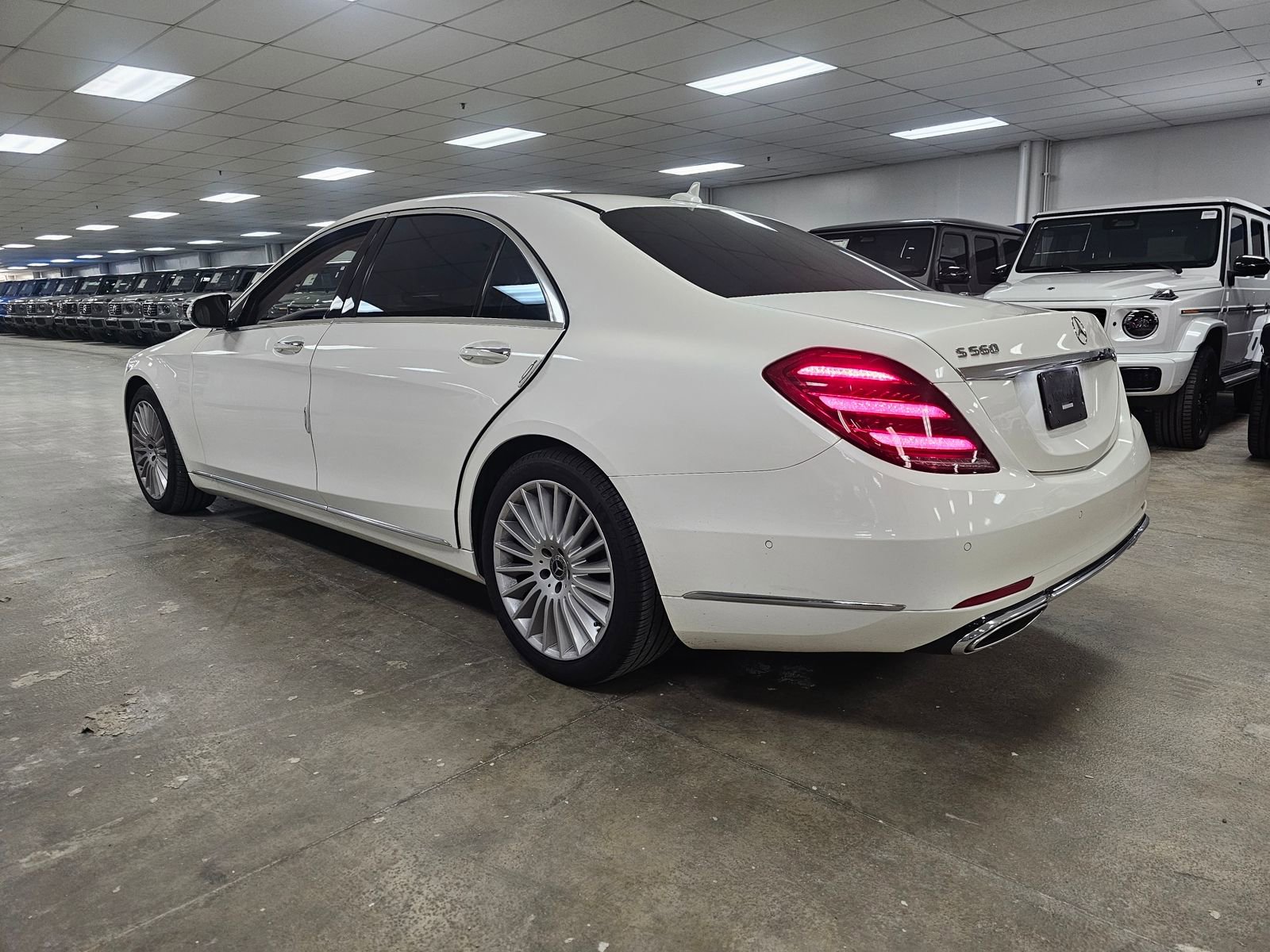 Used 2018 Mercedes-Benz S 560 Sedan image 3