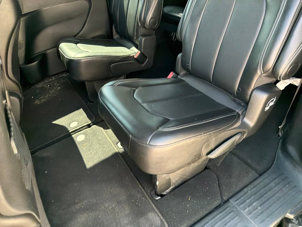 Used 2025 Chrysler Pacifica Select FWD image 21