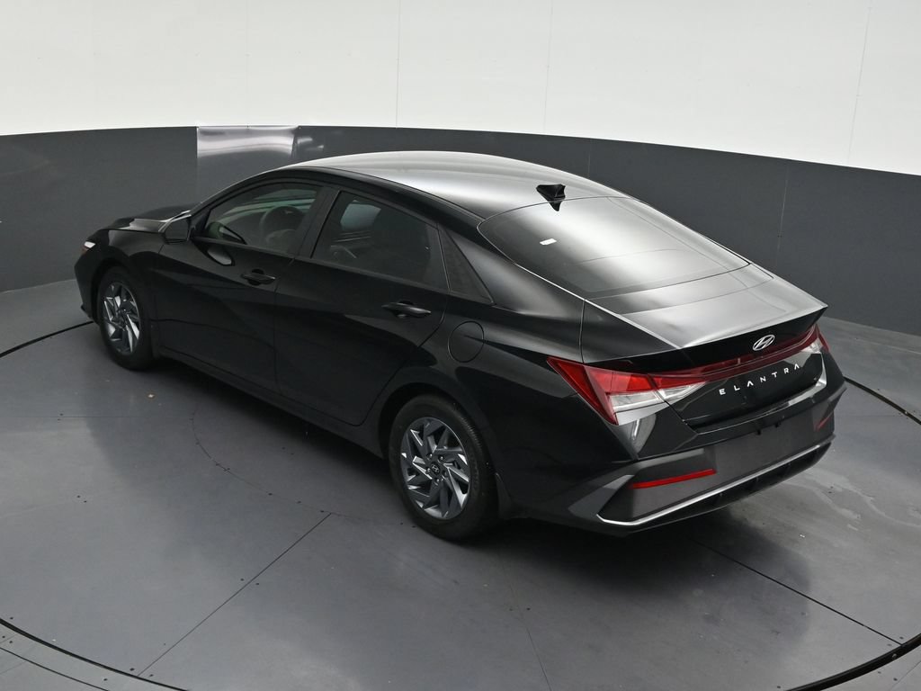 Used 2024 Hyundai Elantra SEL FWD image 17