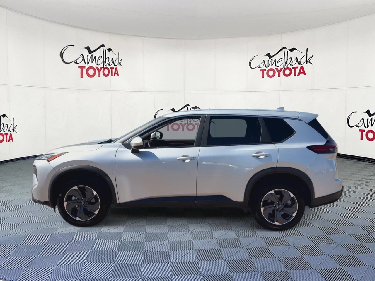 Used 2025 Nissan Rogue SV FWD image 8