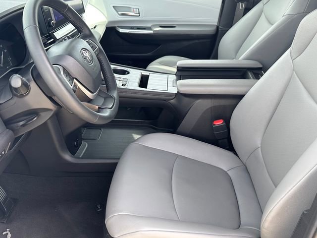 Used 2025 Toyota Sienna XLE image 10