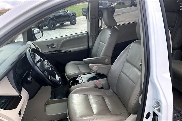 Used 2019 Toyota Sienna XLE w/ XLE Navigation Package image 25