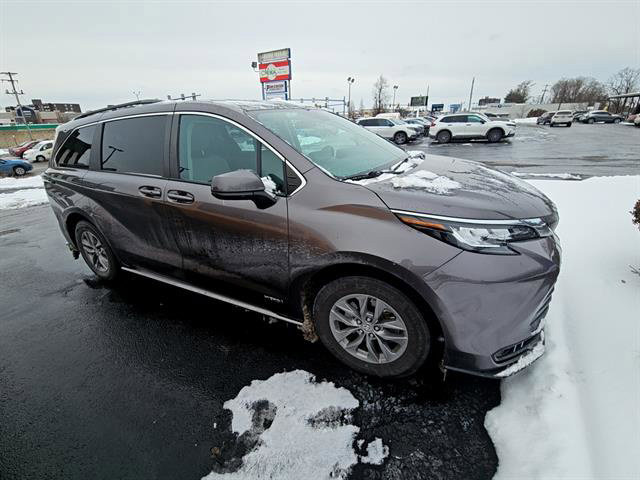 Used 2021 Toyota Sienna LE image 1