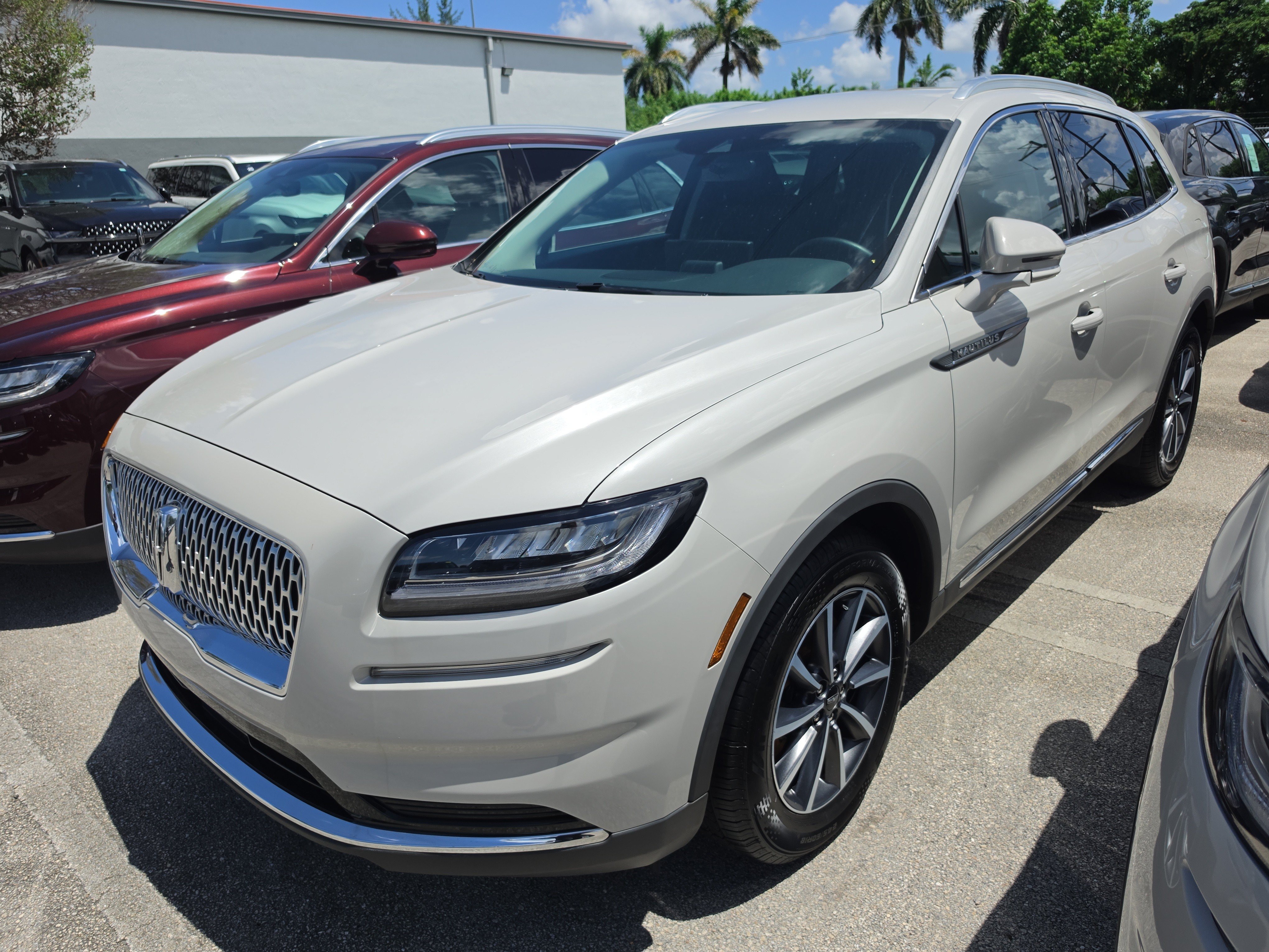 Used 2022 Lincoln Nautilus FWD image 2