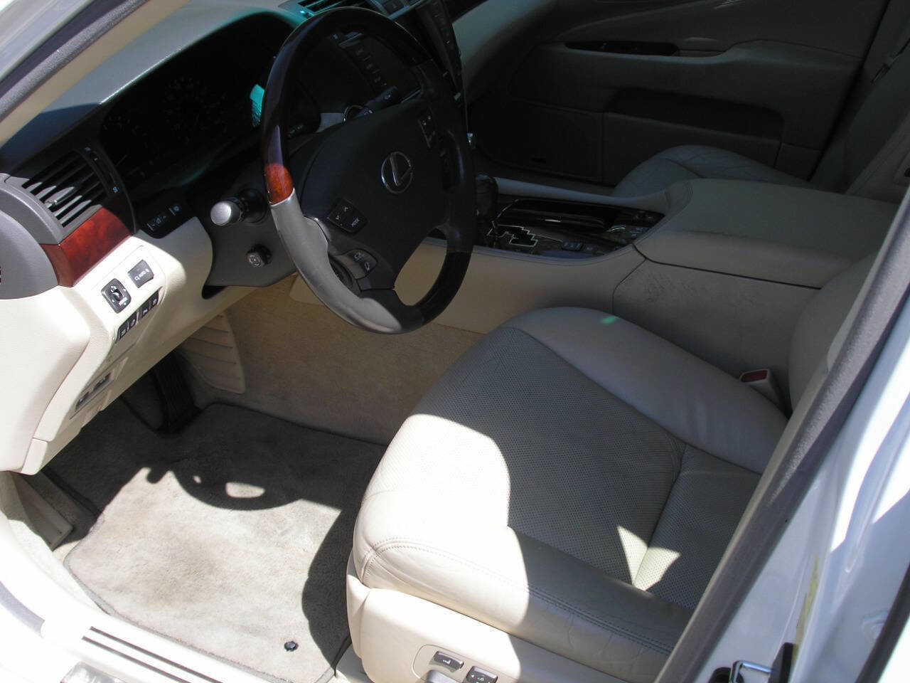 Used 2010 Lexus LS 460 image 3