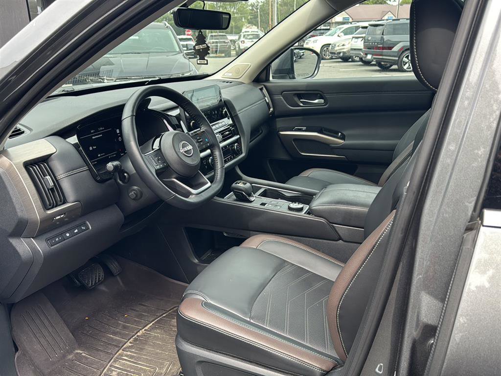 Used 2025 Nissan Pathfinder Platinum AWD/4WD image 3