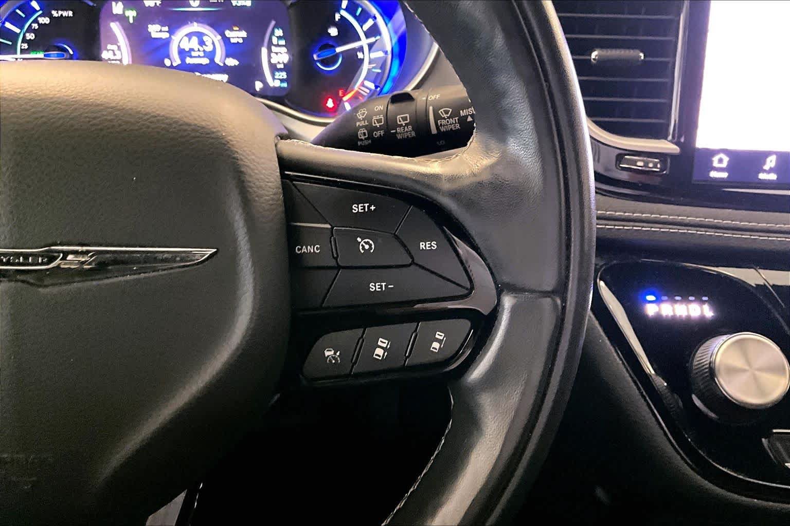 Used 2022 Chrysler Pacifica Touring-L w/ Uconnect Theater Family Group FWD image 23
