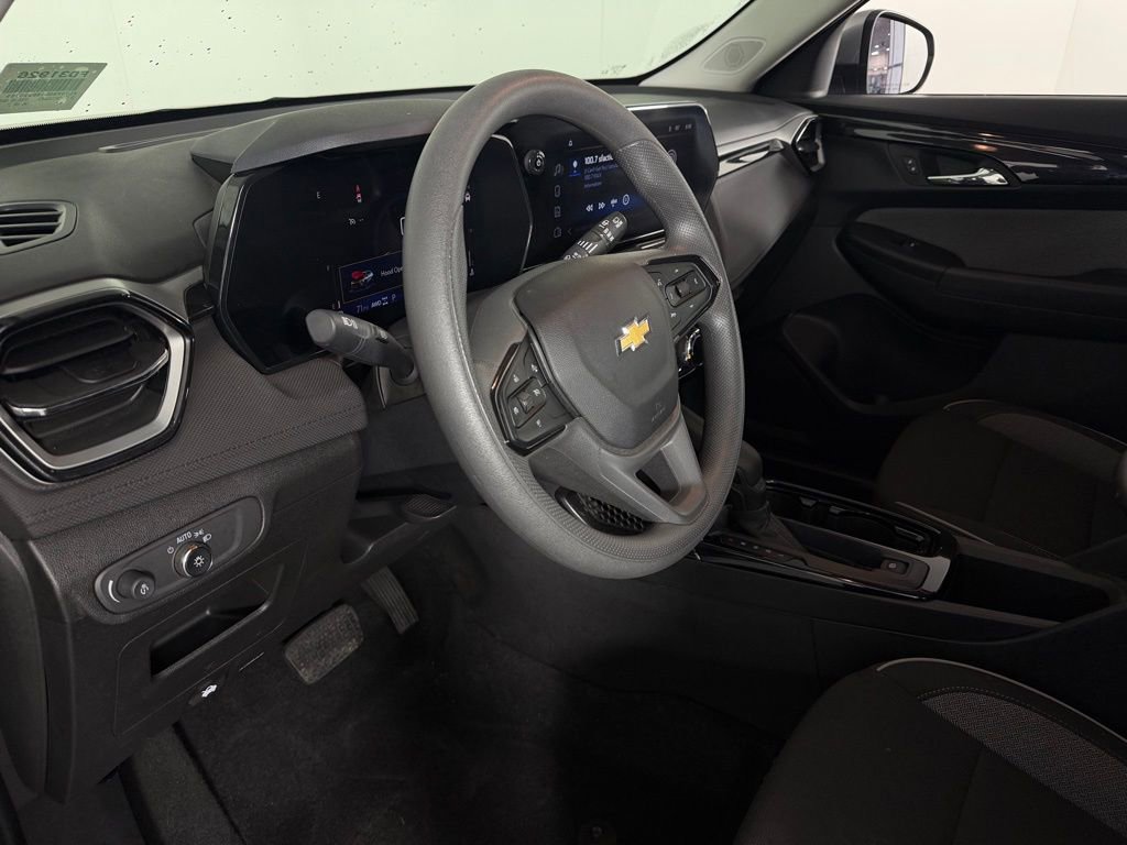 Used 2025 Chevrolet TrailBlazer LT AWD/4WD image 19