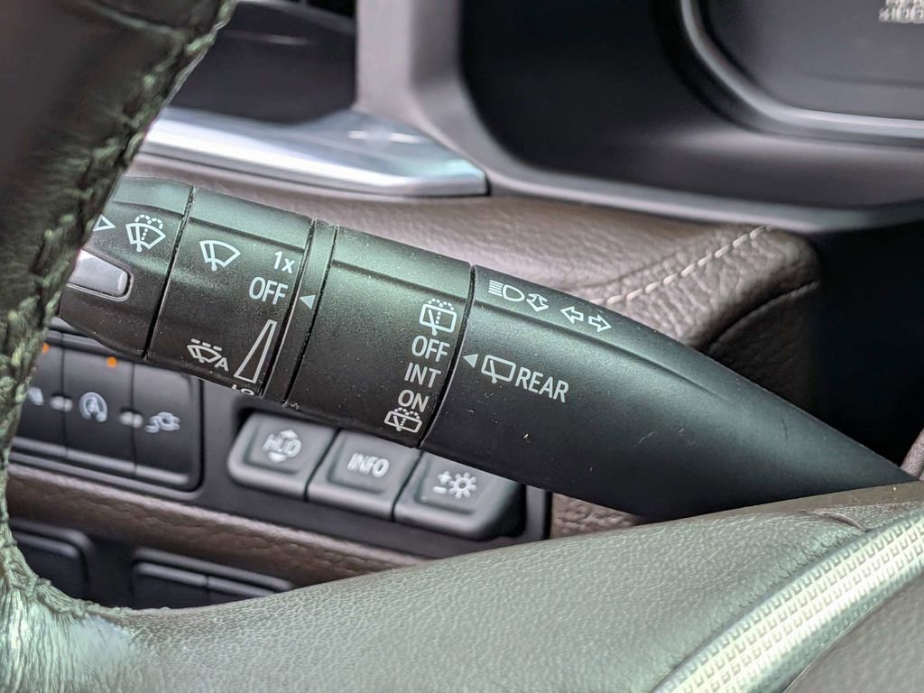 Used 2021 GMC Yukon XL Denali w/ Denali Premium Package image 30