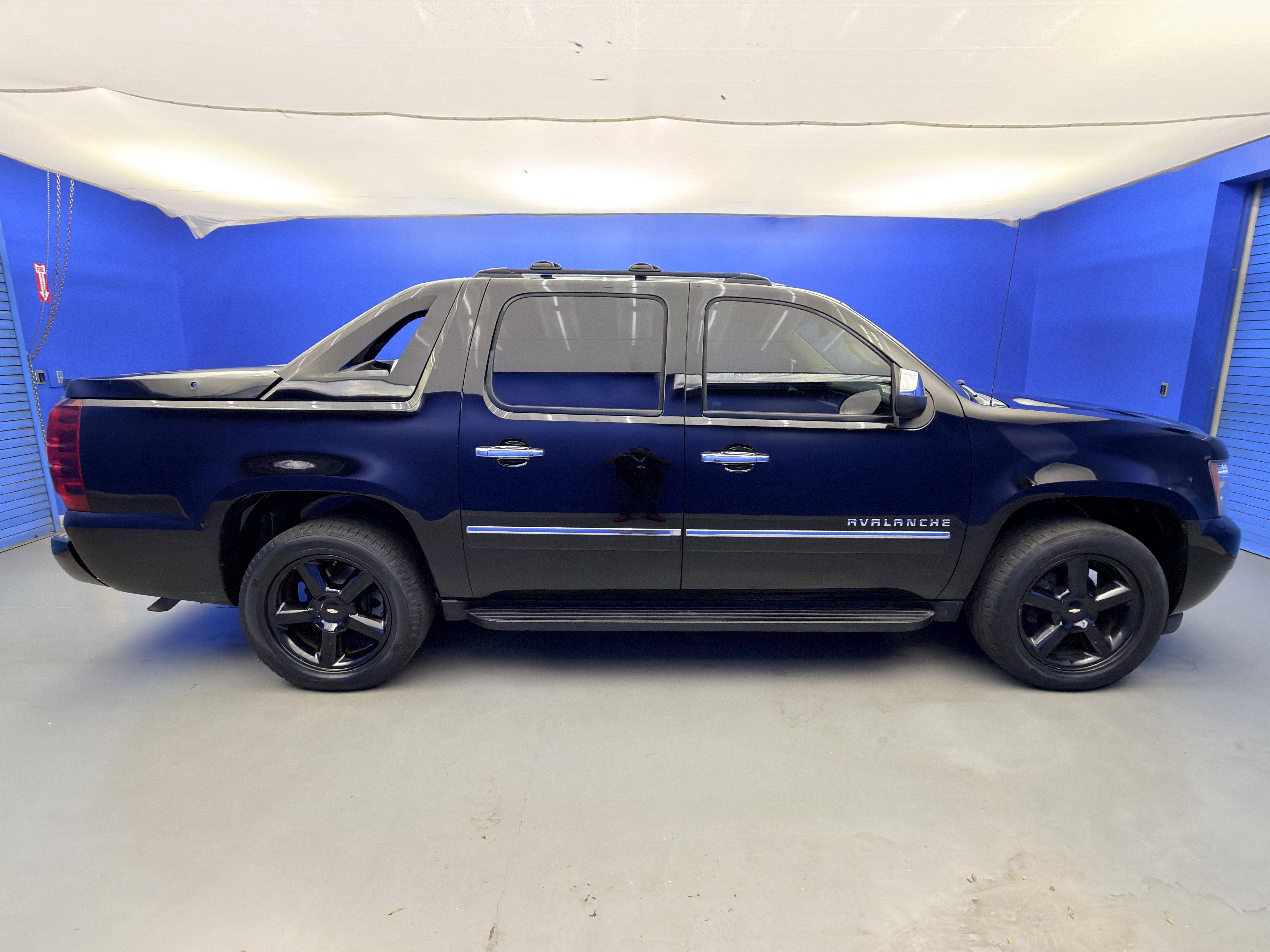 Used 2011 Chevrolet Avalanche LTZ AWD/4WD image 8