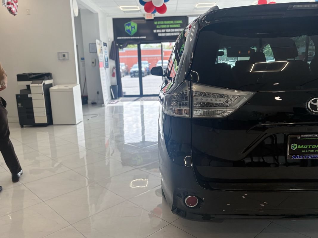 Used 2015 Toyota Sienna SE w/ SE Preferred Package FWD image 13