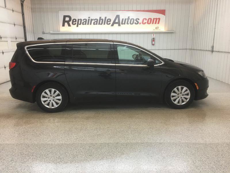 Used 2018 Chrysler Pacifica L FWD image 6