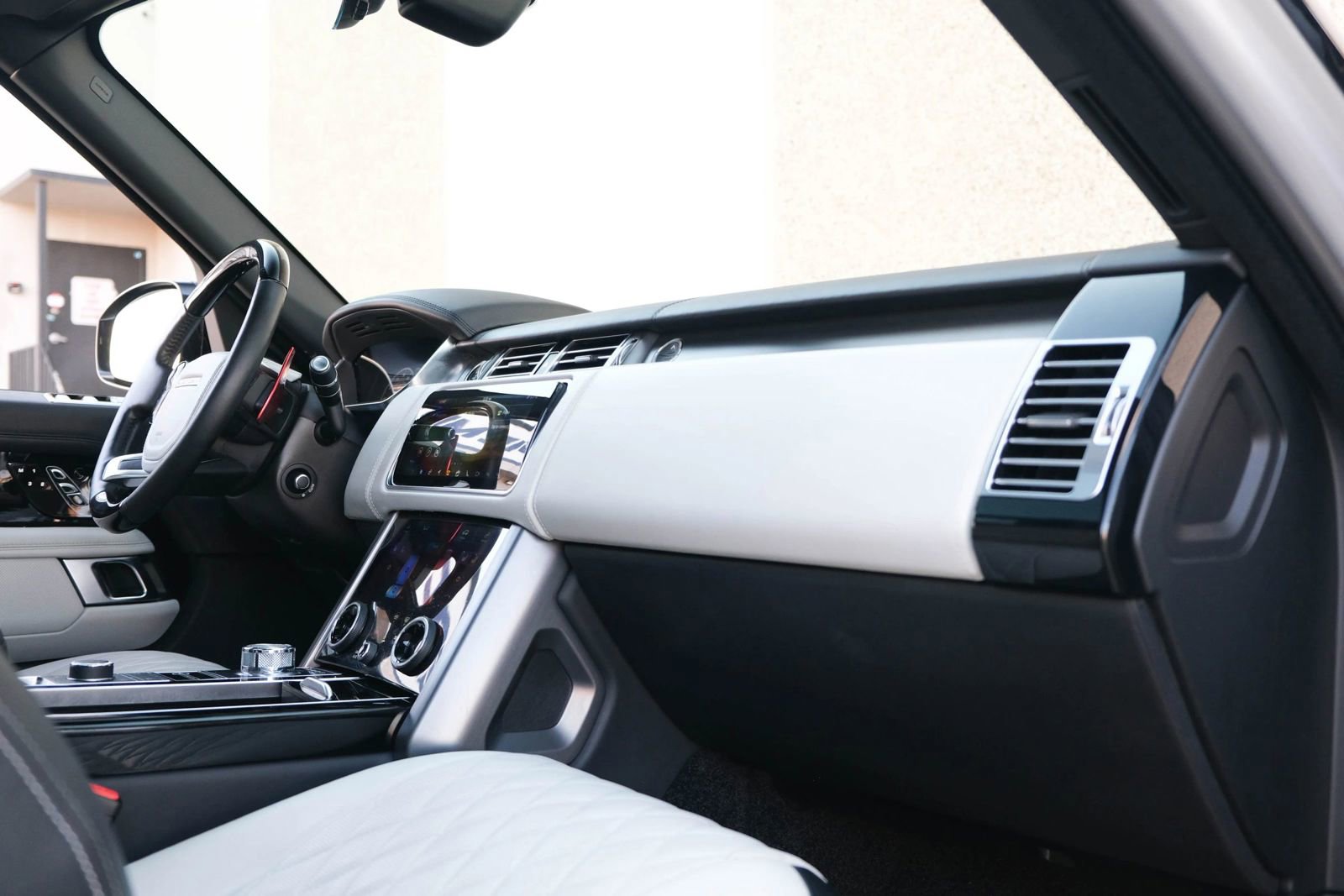 Used 2020 Land Rover Range Rover SV Autobiography Dynamic image 34