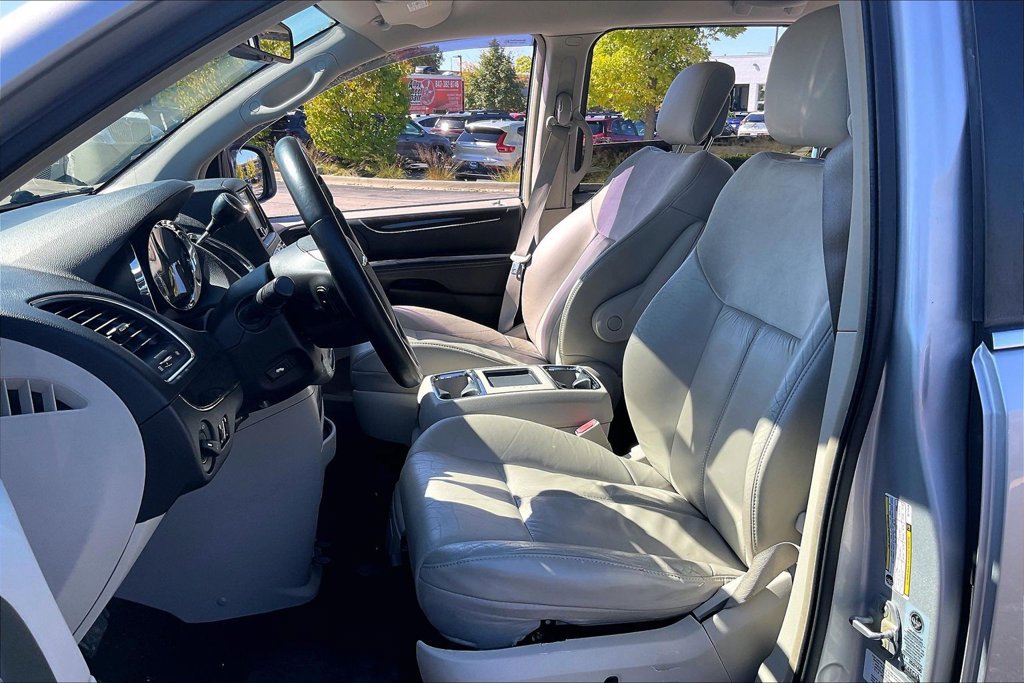 Used 2011 Chrysler Town & Country Limited FWD image 29