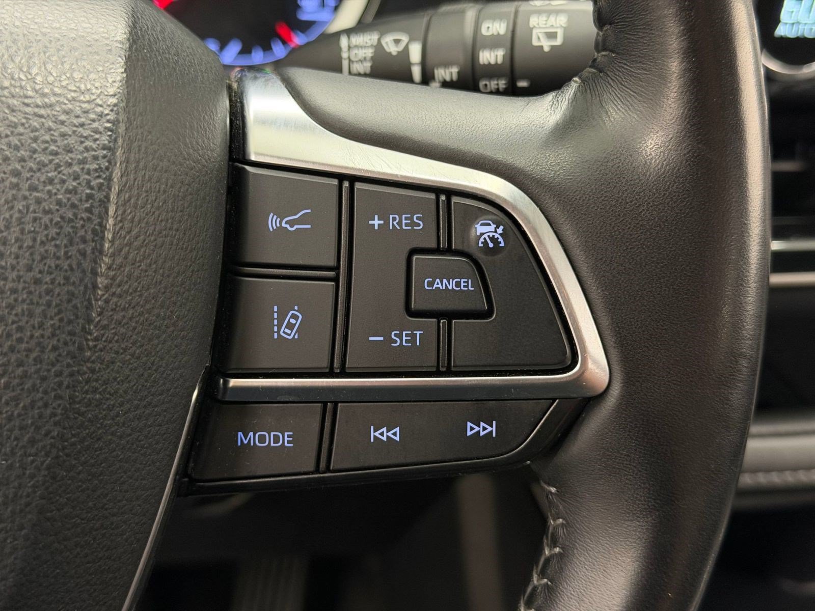 Used 2020 Toyota Highlander LE AWD/4WD image 25