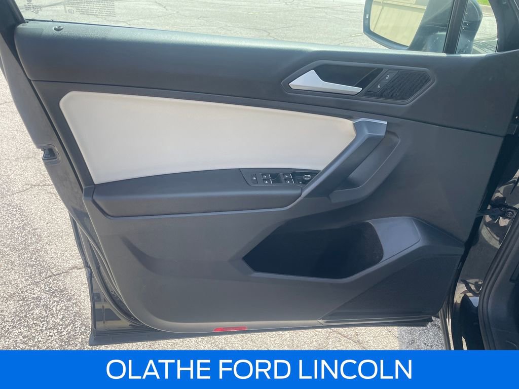 Used 2021 Volkswagen Tiguan SE w/ Panoramic Sunroof Package image 12
